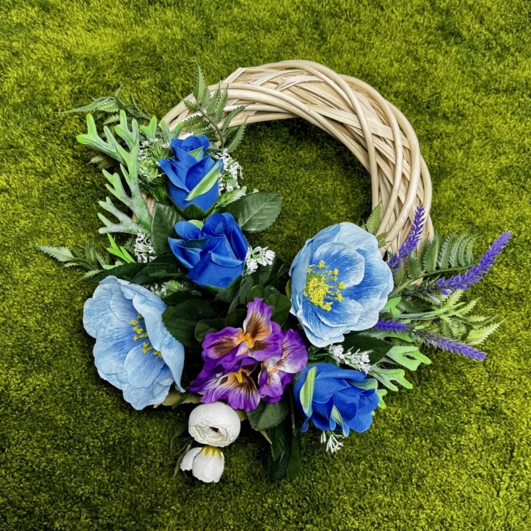 wiosenny-wianek-na-drzwi-stroik-niebianski-ogrod-niebieskie-roze-bratki-wiklina-handmade.jpg