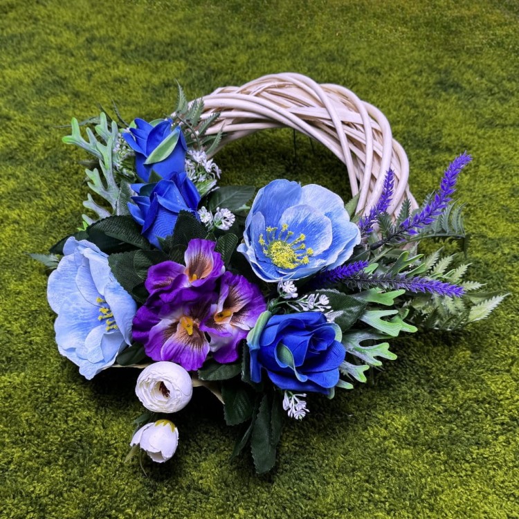 wiosenny-wianek-na-drzwi-stroik-niebianski-ogrod-niebieskie-roze-bratki-wiklina-handmade.jpg