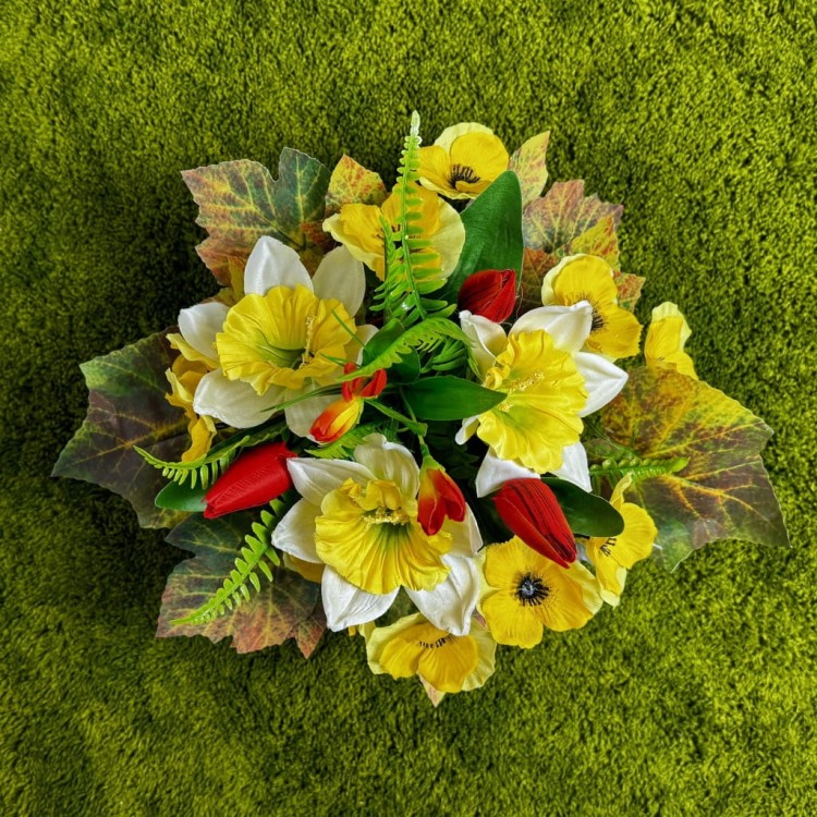 ognisty-poranek-wiosenny-stroik-na-cmentarz-wielkanoc-tulipany-zonkile-czerwona-donica.jpg