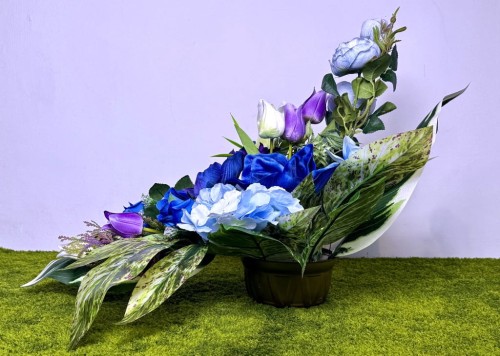 zestaw-na-cmentarz-wiazanka-i-bukiet-niebieskie-roze-dalie-tulipany niebieski stroik niebieska wiązanka
