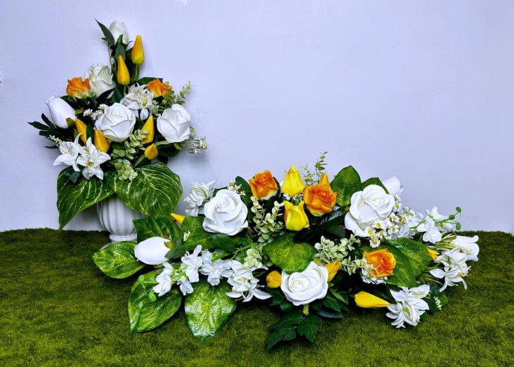 bialy-poranek-zestaw-nagrobny-wiazanka-i-bukiet-biale-roze-zolte-tulipany-monstera-handmade-komplet-na-cmentarz.jpg