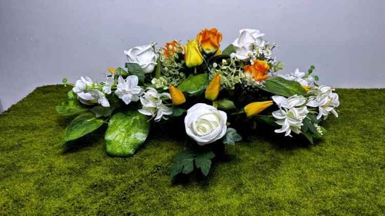 bialy-poranek-zestaw-nagrobny-wiazanka-i-bukiet-biale-roze-zolte-tulipany-monstera-handmade-komplet-na-cmentarz.jpg