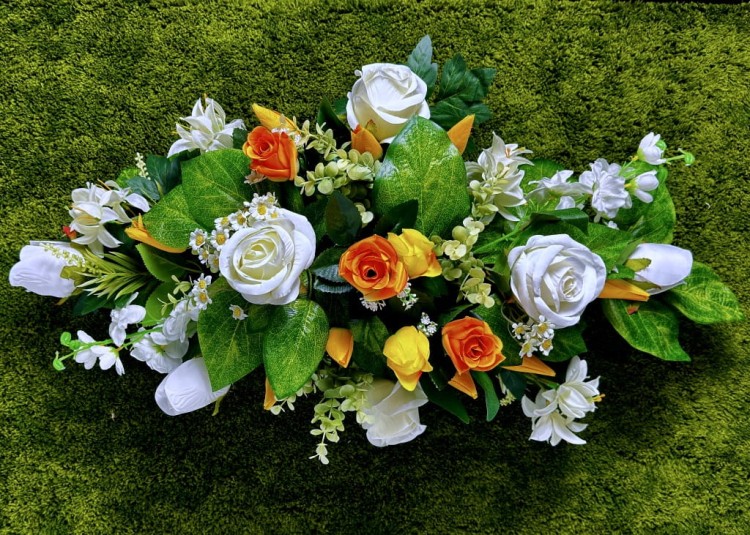 bialy-poranek-zestaw-nagrobny-wiazanka-i-bukiet-biale-roze-zolte-tulipany-monstera-handmade-komplet-na-cmentarz.jpg