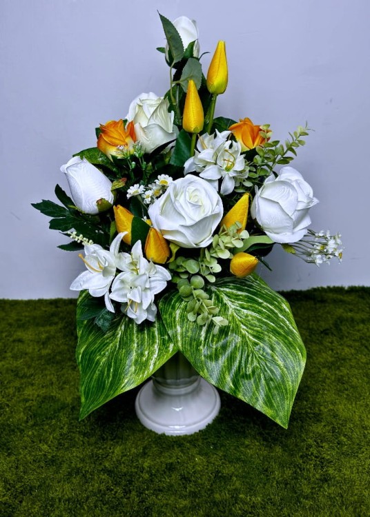 bialy-poranek-zestaw-nagrobny-wiazanka-i-bukiet-biale-roze-zolte-tulipany-monstera-handmade-komplet-na-cmentarz.jpg