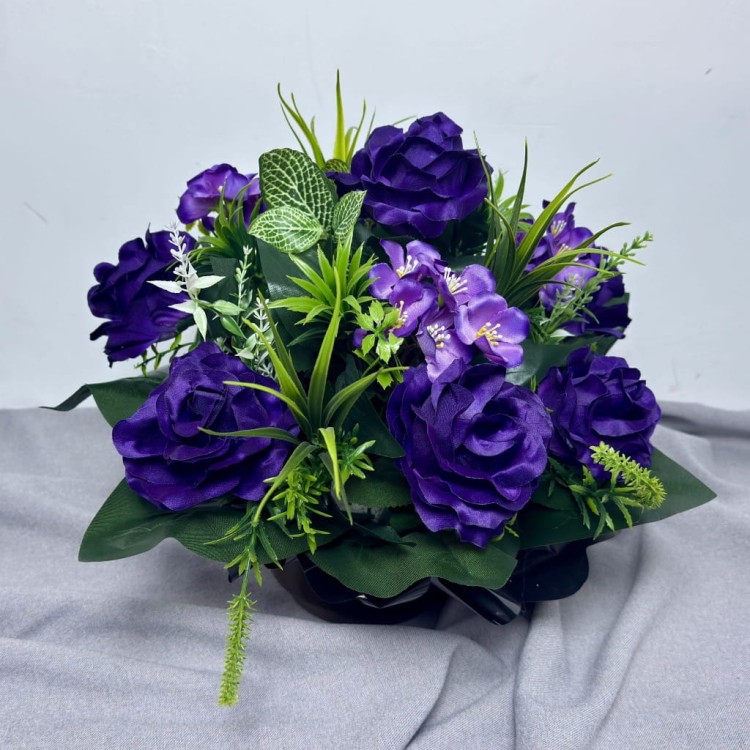 fioletowy-stroik-nagrobny-kompozycja-kwiatowa-roze-sztuczne-kwiaty-na-cmentarz