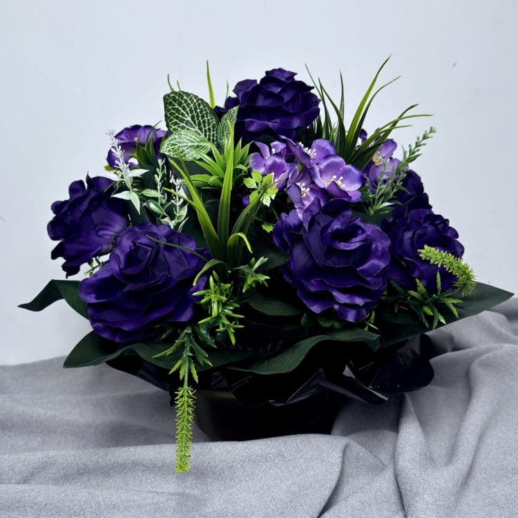 fioletowy-stroik-nagrobny-kompozycja-kwiatowa-roze-sztuczne-kwiaty-na-cmentarz