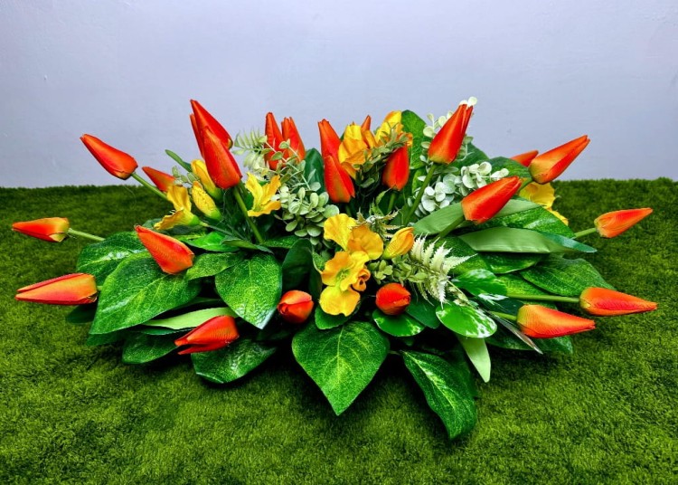 duza wiosenna wiazanka z tulipanow pomaranczowe tulipany jaskry zlota podluzna doniczka stroik na cmentarz kwiaty na cmentarz