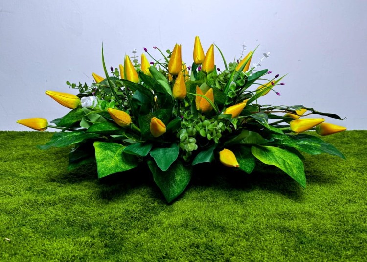 zolta wiosenna wiazanka z tulipanow duzy stroik na cmentarz zolte tulipany zlota podluzna doniczka kwiaty na cmentarz.jpg