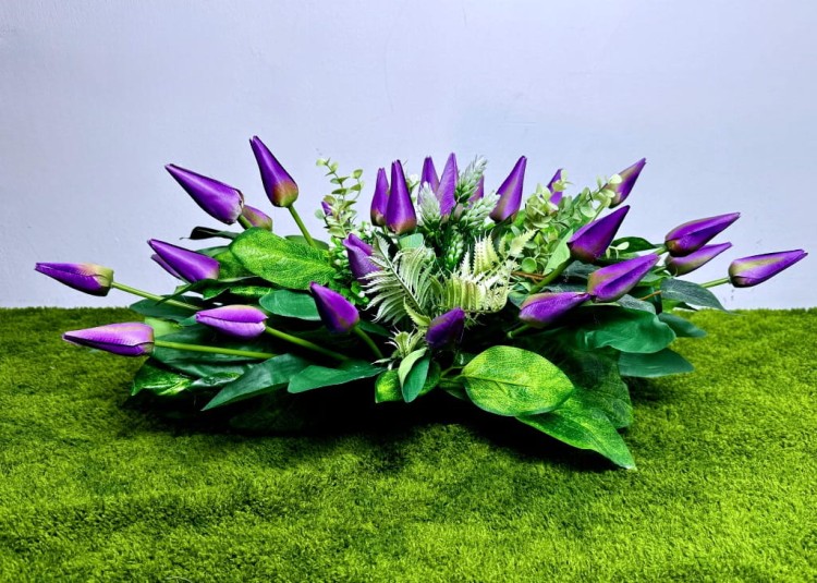 fioletowa wiosenna wiazanka z tulipanow duzy stroik na cmentarz fioletowe tulipany kwiaty na cmentarz.jpg