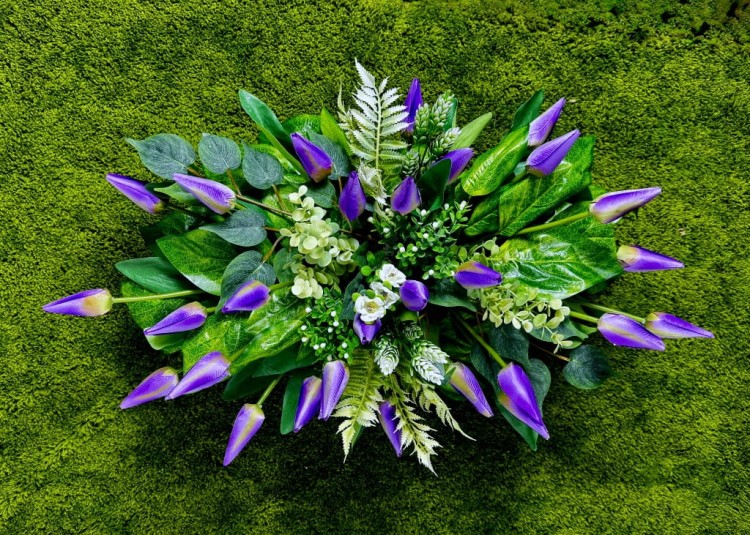 fioletowa wiosenna wiazanka z tulipanow duzy stroik na cmentarz fioletowe tulipany kwiaty na cmentarz.jpg