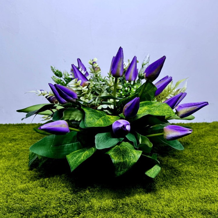 fioletowa wiosenna wiazanka z tulipanow duzy stroik na cmentarz fioletowe tulipany kwiaty na cmentarz.jpg