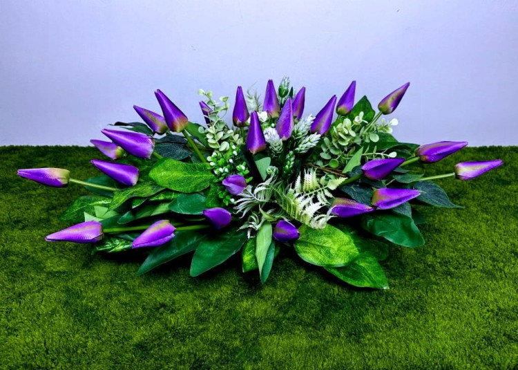 fioletowa wiosenna wiazanka z tulipanow duzy stroik na cmentarz fioletowe tulipany kwiaty na cmentarz.jpg