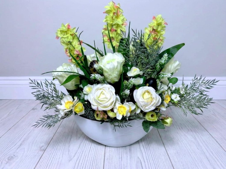 kompozycja-biala-lezka-tulipany-roze-hiacynty-do-domu-na-cmentarz