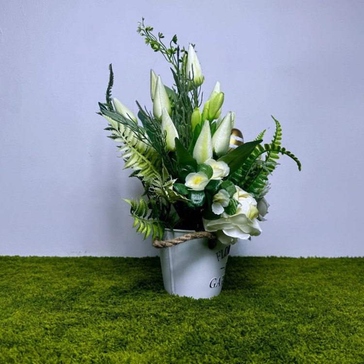 wiosenna kompozycja se sztucznych kwiatów białe  tulipany zlote jajko doniczka flowers garden dekoracja wnetrz wielkanocna nagrobna.jpg
