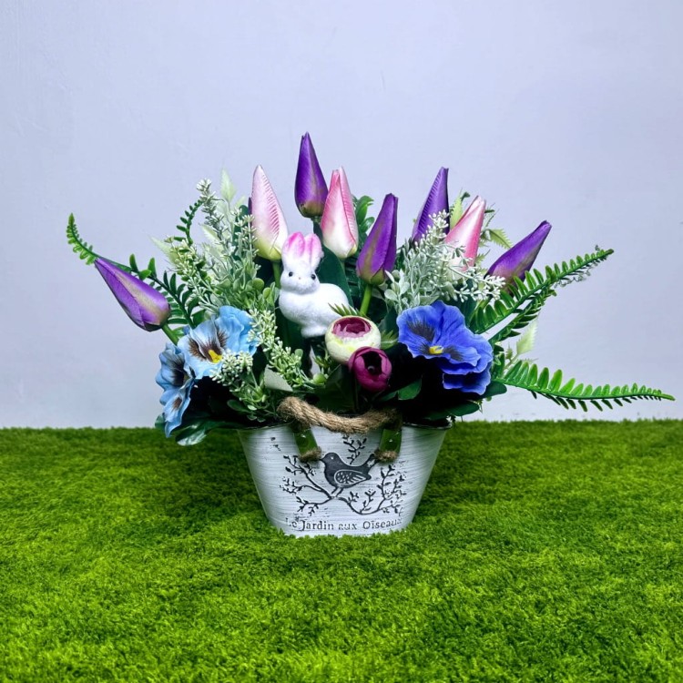 fioletowe tulipany niebieskie bratki bialy metalowy kubel wielkanocny stroik z zajaczkiem.jpg