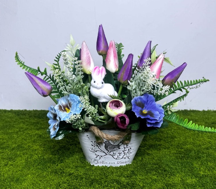 fioletowe tulipany niebieskie bratki bialy metalowy kubel wielkanocny stroik z zajaczkiem.jpg