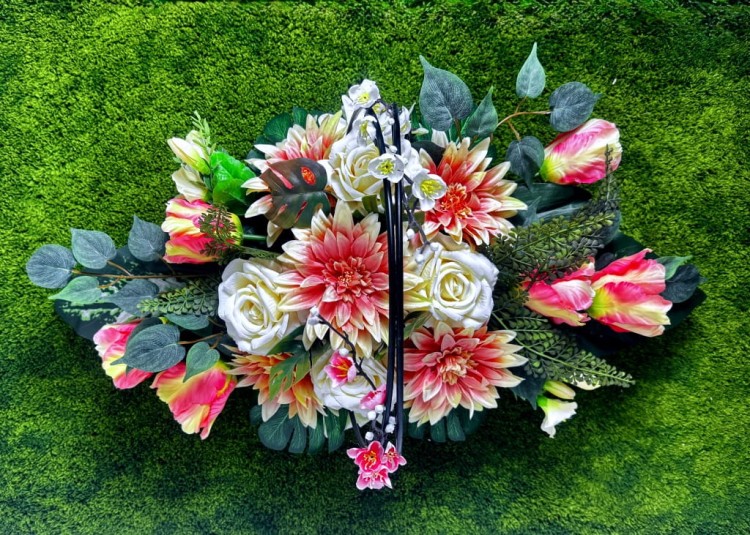 zolto rozowe tulipany i dalie wiazanka z metalowa obrecza bukiet na cmentarz dekoracja wiosenna komplet na cmentarz .jpg