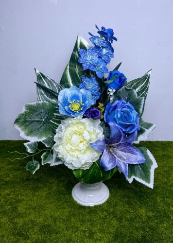 niebieski kremowy bukiet do wazonu na cmentarz nowoczesne stroiki ze sztucznych kwiatow piwonia roze lilia niebieski stroik niebieski bukiet