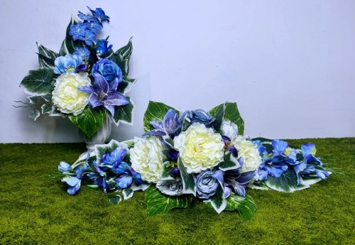 błękit krem zestaw na cmentarz komplet bukiet wiązanka kwiaty sztuczne całoroczne piwonie róże lilia niebieski stroik niebieska wiązanka