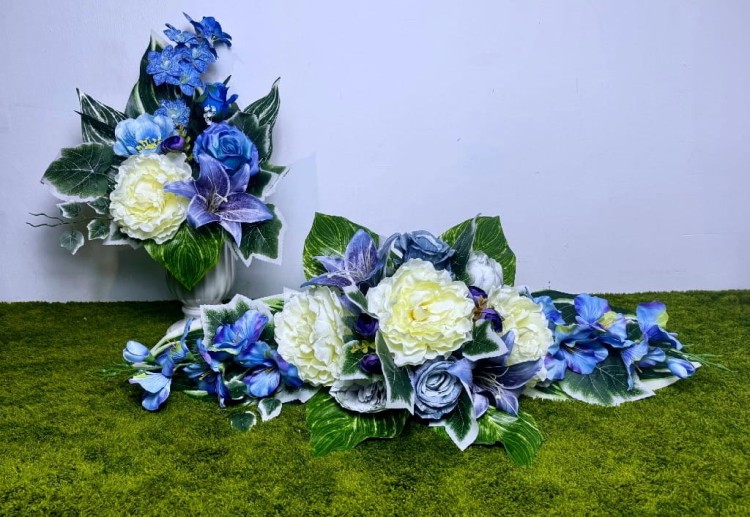 błękit krem zestaw na cmentarz komplet bukiet wiązanka kwiaty sztuczne całoroczne piwonie róże lilia niebieski stroik niebieska wiązanka