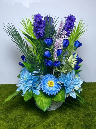 nowoczesne stroiki ze sztucznych kwiatów kompozycja wielkanocna zajączek biały kosz wiklinowy fioletowe dalie tulipany wiązanka na cmentarz różowa dekoracja kwiaty na grób niebieski stroik