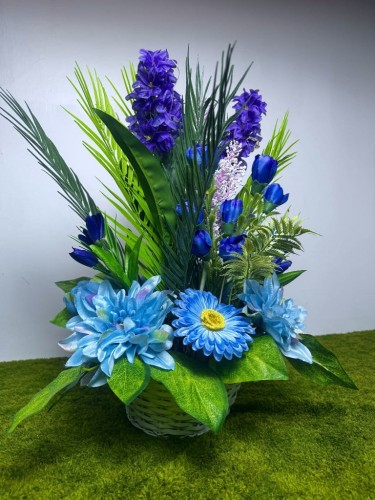 nowoczesne stroiki ze sztucznych kwiatów kompozycja wielkanocna zajączek biały kosz wiklinowy fioletowe dalie tulipany wiązanka na cmentarz różowa dekoracja kwiaty na grób niebieski stroik