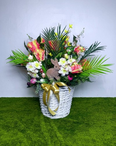 Przyjazny Zakątek duży biały kosz wielkanocny nowoczesne stroiki ze sztucznych kwiatów na pomnik żółto różowe tulipany jaskry różowe fioletowe