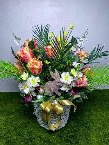 Przyjazny Zakątek duży biały kosz wielkanocny nowoczesne stroiki ze sztucznych kwiatów na pomnik żółto różowe tulipany jaskry różowe fioletowe