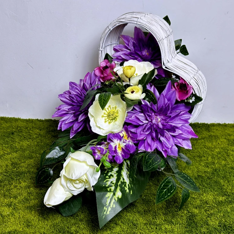nowoczesny stroik ze sztucznych kwiatów kompozycja wielkanocna fioletowe serce biały kosz wiklinowy dalie anemony róże ostróżki jaskry kwiaty na cmentarz dekoracja nagrobna