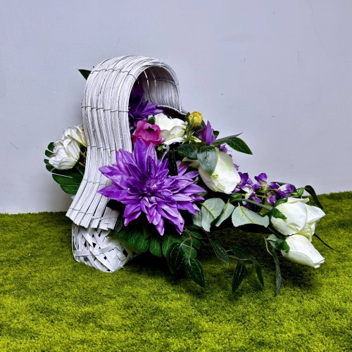 nowoczesny stroik ze sztucznych kwiatów kompozycja wielkanocna fioletowe serce biały kosz wiklinowy dalie anemony róże ostróżki jaskry kwiaty na cmentarz dekoracja nagrobna
