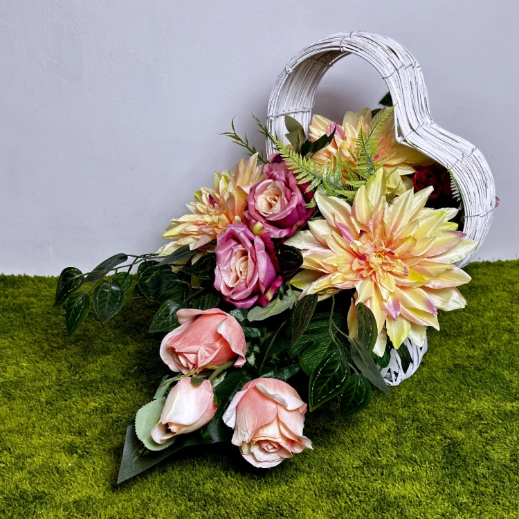 nowoczesny stroik ze sztucznych kwiatów kompozycja wielkanocna biały kosz wiklinowy serce kremowo różowe dalie róże clivie wiązanka kwiaty na cmentarz dekoracja nagrobna na pomnik