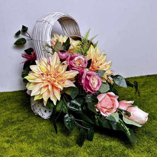 nowoczesny stroik ze sztucznych kwiatów kompozycja wielkanocna biały kosz wiklinowy serce kremowo różowe dalie róże clivie wiązanka kwiaty na cmentarz dekoracja nagrobna na pomnik