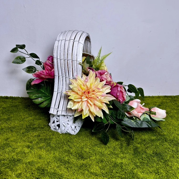 nowoczesny stroik ze sztucznych kwiatów kompozycja wielkanocna biały kosz wiklinowy serce kremowo różowe dalie róże clivie wiązanka kwiaty na cmentarz dekoracja nagrobna na pomnik