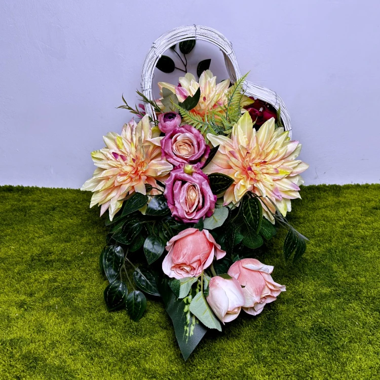 nowoczesny stroik ze sztucznych kwiatów kompozycja wielkanocna biały kosz wiklinowy serce kremowo różowe dalie róże clivie wiązanka kwiaty na cmentarz dekoracja nagrobna na pomnik