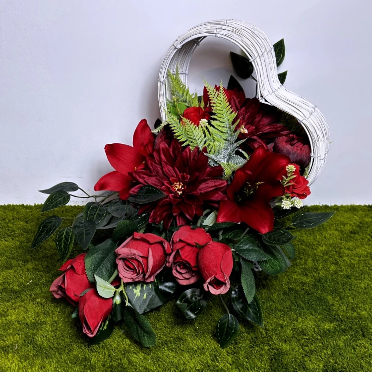 nowoczesny stroik ze sztucznych kwiatów czerwone róże lilie dalie jaskry serce biały kosz wiązanka kwiaty na cmentarz dekoracja nagrobna