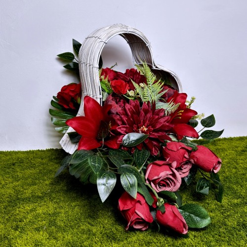 nowoczesny stroik ze sztucznych kwiatów czerwone róże lilie dalie jaskry serce biały kosz wiązanka kwiaty na cmentarz dekoracja nagrobna