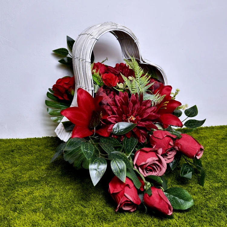 nowoczesny stroik ze sztucznych kwiatów czerwone róże lilie dalie jaskry serce biały kosz wiązanka kwiaty na cmentarz dekoracja nagrobna