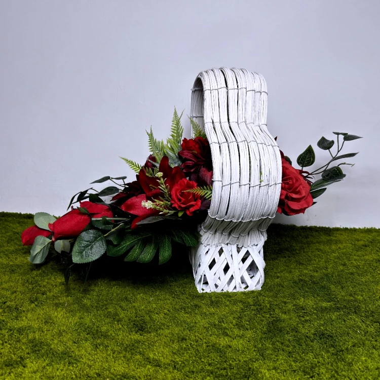 nowoczesny stroik ze sztucznych kwiatów czerwone róże lilie dalie jaskry serce biały kosz wiązanka kwiaty na cmentarz dekoracja nagrobna