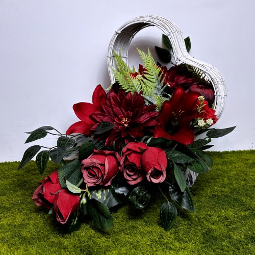 nowoczesny stroik ze sztucznych kwiatów czerwone róże lilie dalie jaskry serce biały kosz wiązanka kwiaty na cmentarz dekoracja nagrobna