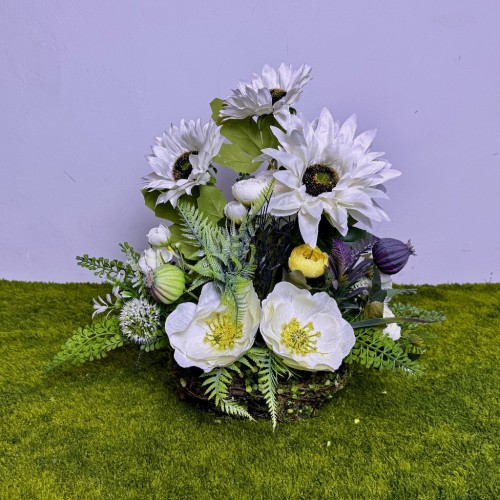 nowoczesny stroik ze sztucznych kwiatów kremowo biała kompozycja wiosenna koszyk z mchu białe słoneczniki anemony jaskry czosnek ozdobny makówki ozdoba nagrobka wystrój wnętrz