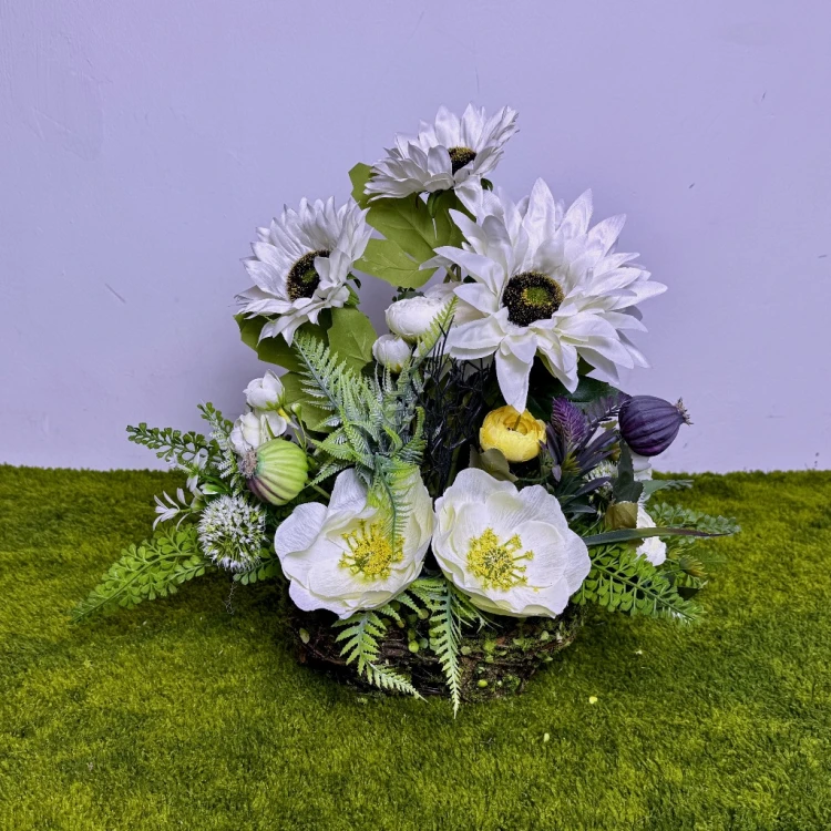 nowoczesny stroik ze sztucznych kwiatów kremowo biała kompozycja wiosenna koszyk z mchu białe słoneczniki anemony jaskry czosnek ozdobny makówki ozdoba nagrobka wystrój wnętrz