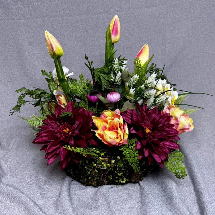 nowoczesny stroik ze sztucznych kwiatów różowe dalie kremowe róże tulipany jaskry koszyczek z mchu wiosenna kompozycja dekoracja wnętrz na cmentarz