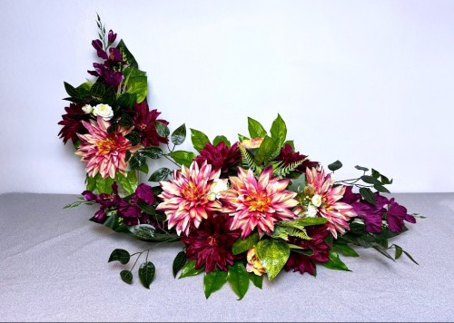 nowoczesny stroik ze sztucznych kwiatów amarantowa klasyka purpurowe dalie mieczyki zestaw na grobowiec wiazanka bukiet wazon czarna donica złota patyna