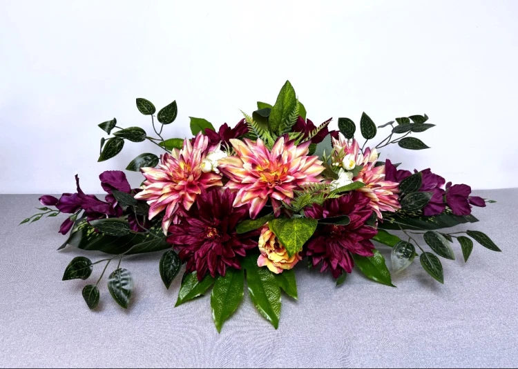 nowoczesny stroik ze sztucznych kwiatów amarantowa klasyka purpurowe dalie mieczyki zestaw na grobowiec wiazanka bukiet wazon czarna donica złota patyna