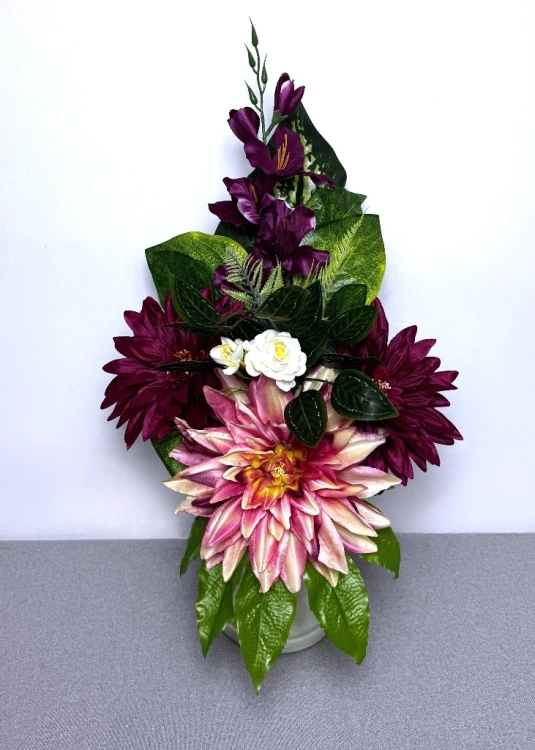 nowoczesny stroik ze sztucznych kwiatów amarantowa klasyka purpurowe dalie mieczyki zestaw na grobowiec wiazanka bukiet wazon czarna donica złota patyna