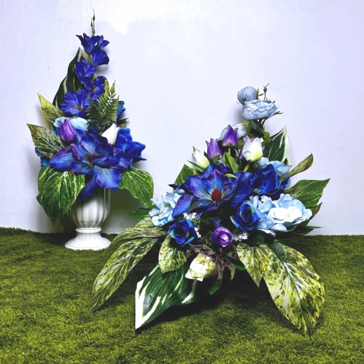 zestaw-na-cmentarz-wiazanka-i-bukiet-niebieskie-roze-dalie-tulipany niebieski stroik niebieska wiązanka