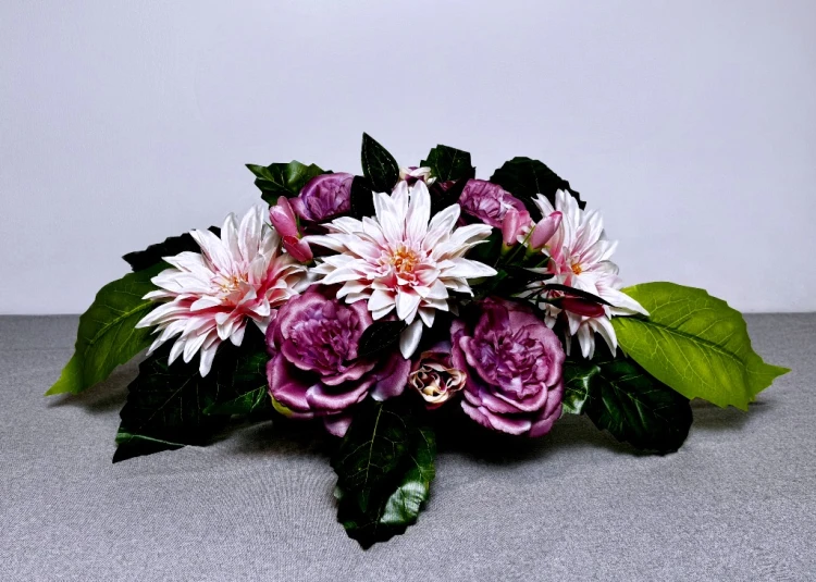 nowoczesne stroiki ze sztucznych kwiatów różowa kremowa wiązanka całoroczna dalie piwonie róże na cmentarz dekoracja nagrobna na grób owalny stroik