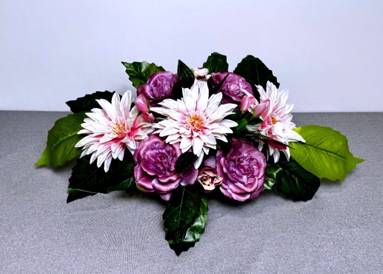 nowoczesne stroiki ze sztucznych kwiatów różowa kremowa wiązanka całoroczna dalie piwonie róże na cmentarz dekoracja nagrobna na grób owalny stroik