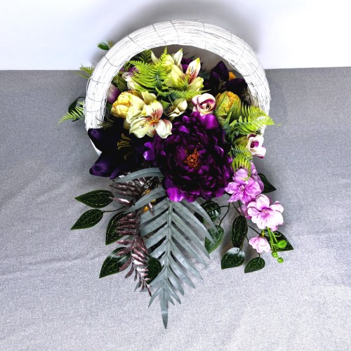 nowoczesny stroik ze sztucznych kwiatów kolorowa kompozycja wiklinowy kosz piwonie ostróżki lilie róże kwiaty na cmentarz