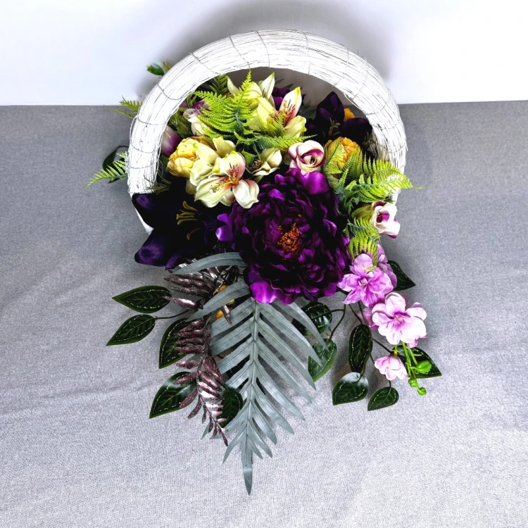 nowoczesny stroik ze sztucznych kwiatów kolorowa kompozycja wiklinowy kosz piwonie ostróżki lilie róże kwiaty na cmentarz